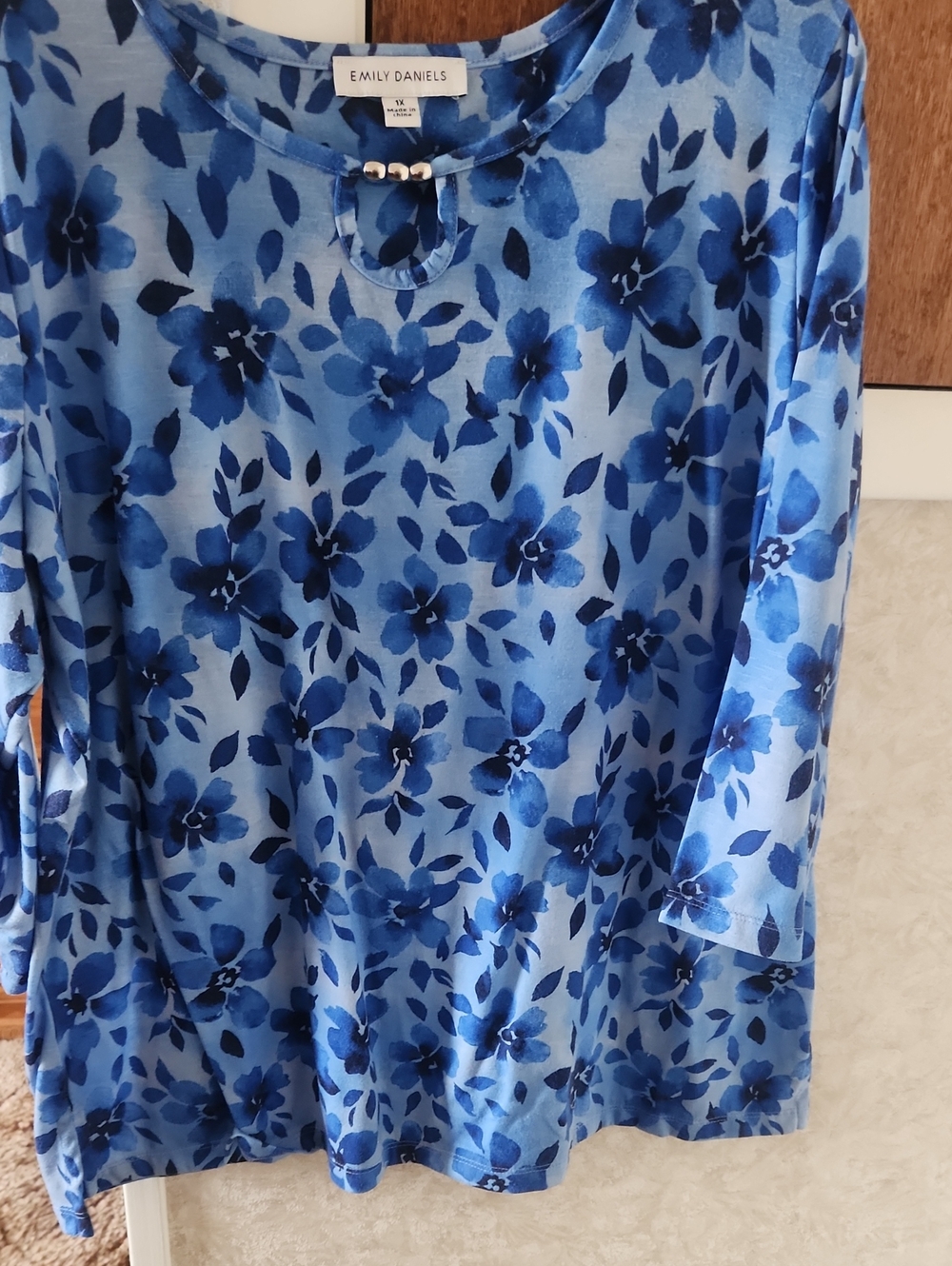 Emily Daniels 1X Blue Floral 3/4-Sleeve Women's Top 95% Polyester